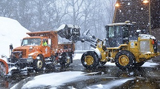 Уборка территории от снега в Москве